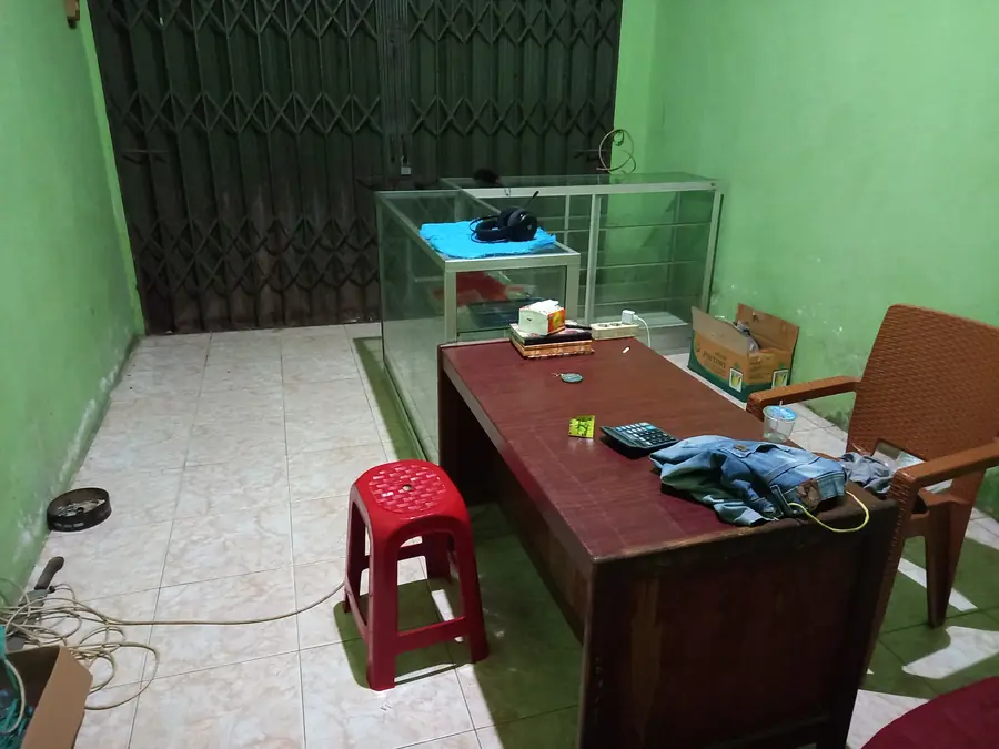 Awal mula kios — meja kasir dan etalase pertama