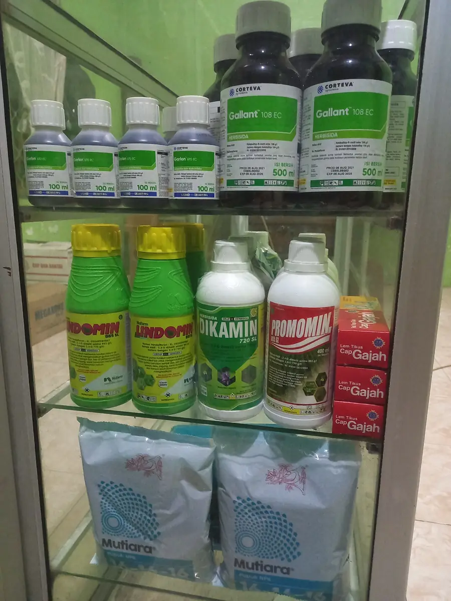 Koleksi produk herbisida di rak