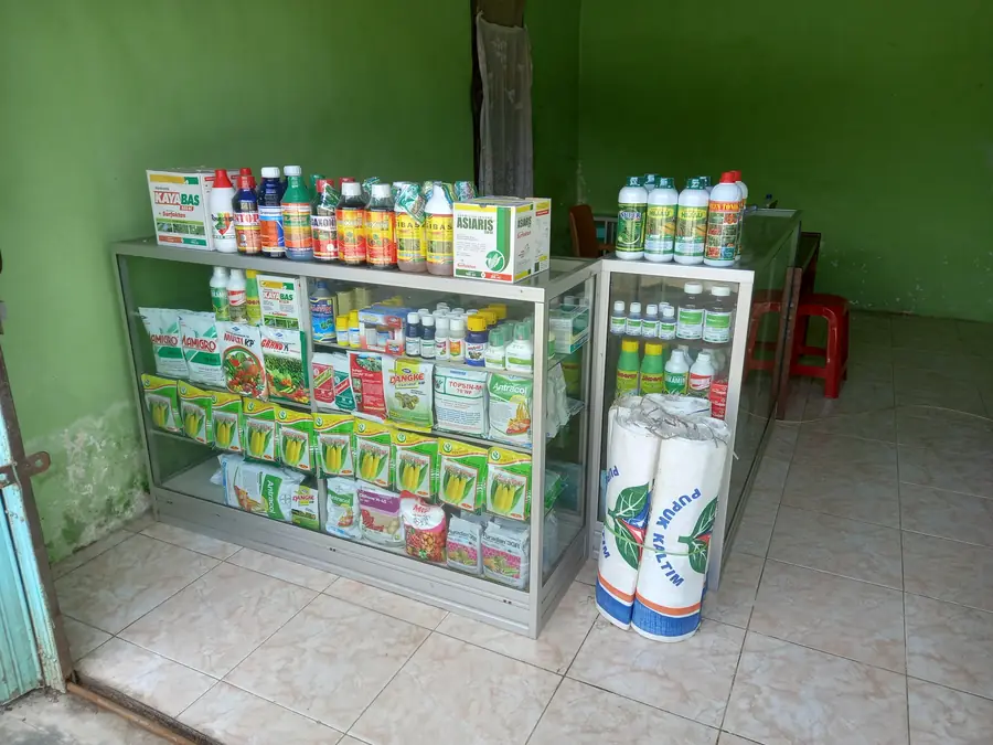 Etalase produk tersusun rapi