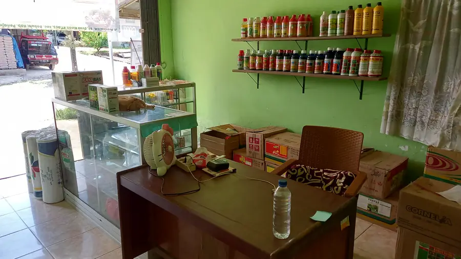 Sudut toko dengan rak produk