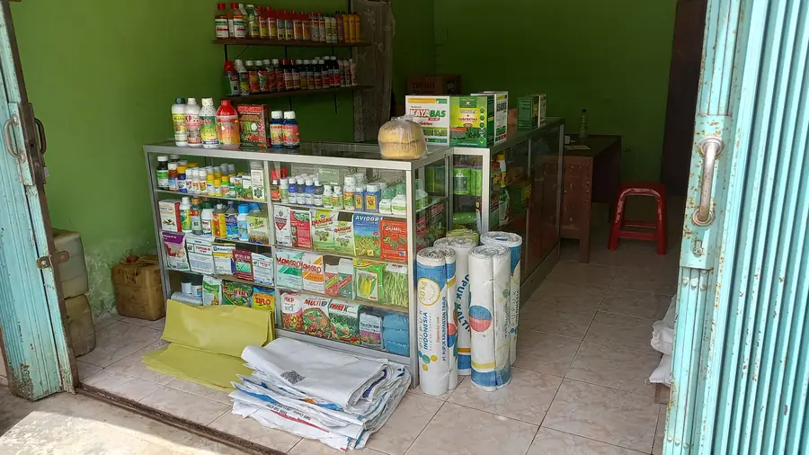 Etalase & rak produk tertata