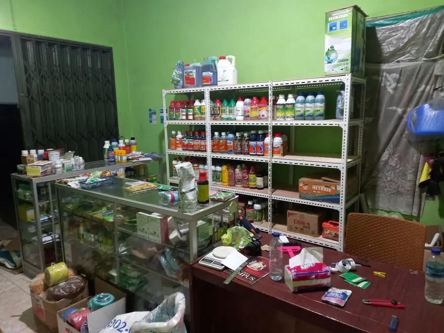 Suasana kios di malam hari